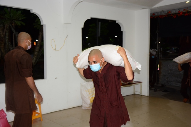 Continuing to support people in need in the Covid-19 pandemic of Hoang Phap Pagoda (series 10)