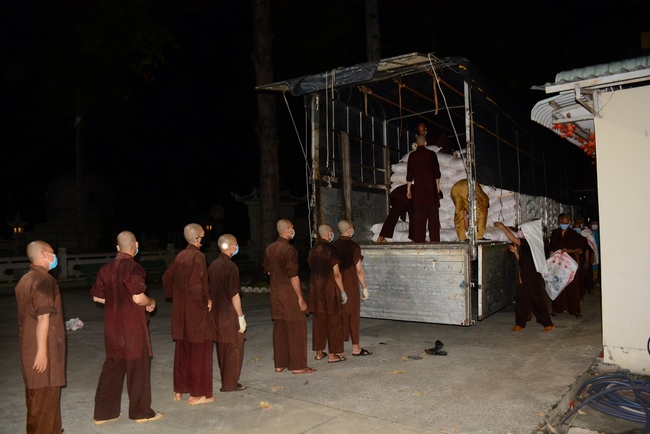 Continuing to support people in need in the Covid-19 pandemic of Hoang Phap Pagoda (series 10)