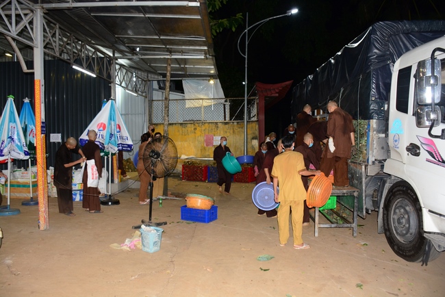 Continuing to support people in need in the Covid-19 pandemic of Hoang Phap Pagoda (series 10)