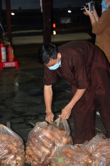 Continuing to support people in need in the Covid-19 pandemic of Hoang Phap Pagoda (series 10)