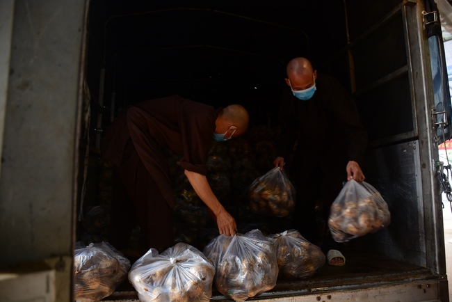Continuing to support people in need in the Covid-19 pandemic of Hoang Phap Pagoda (series 10)
