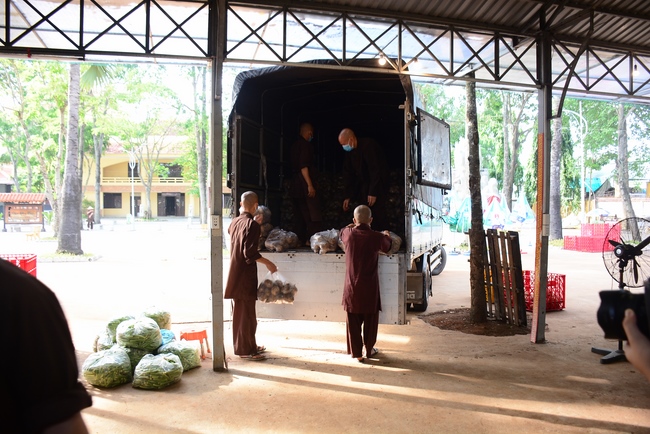 Continuing to support people in need in the Covid-19 pandemic of Hoang Phap Pagoda (series 10)