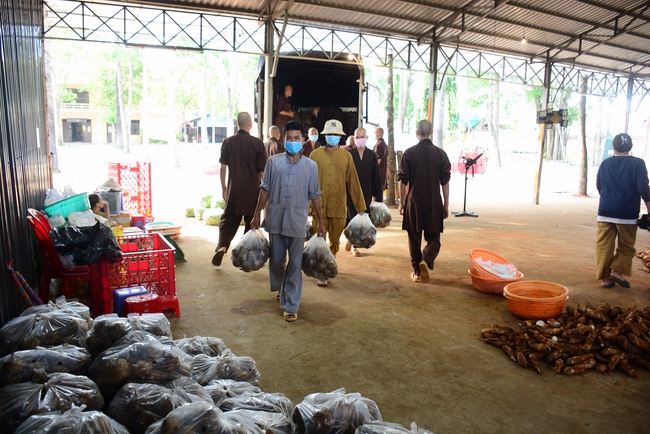 Continuing to support people in need in the Covid-19 pandemic of Hoang Phap Pagoda (series 10)