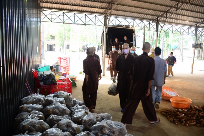 Continuing to support people in need in the Covid-19 pandemic of Hoang Phap Pagoda (series 10)