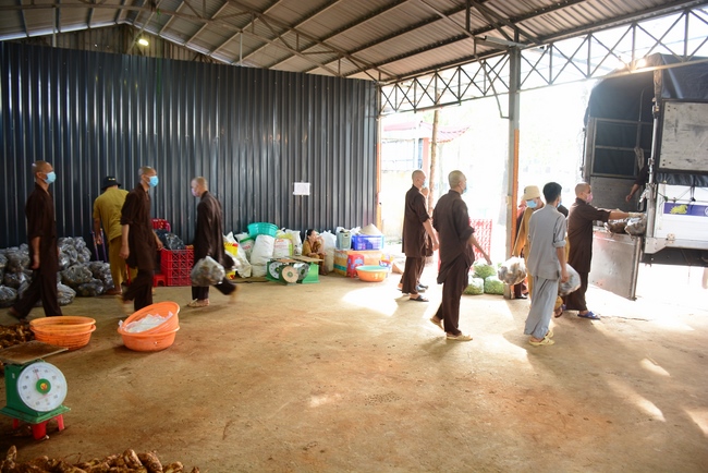 Continuing to support people in need in the Covid-19 pandemic of Hoang Phap Pagoda (series 10)