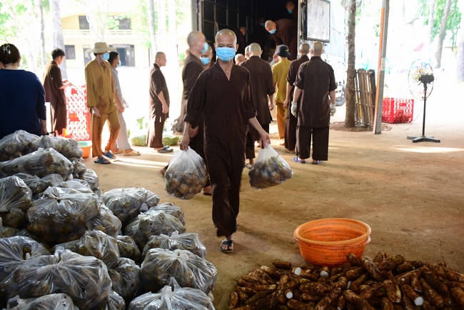 Continuing to support people in need in the Covid-19 pandemic of Hoang Phap Pagoda (series 10)
