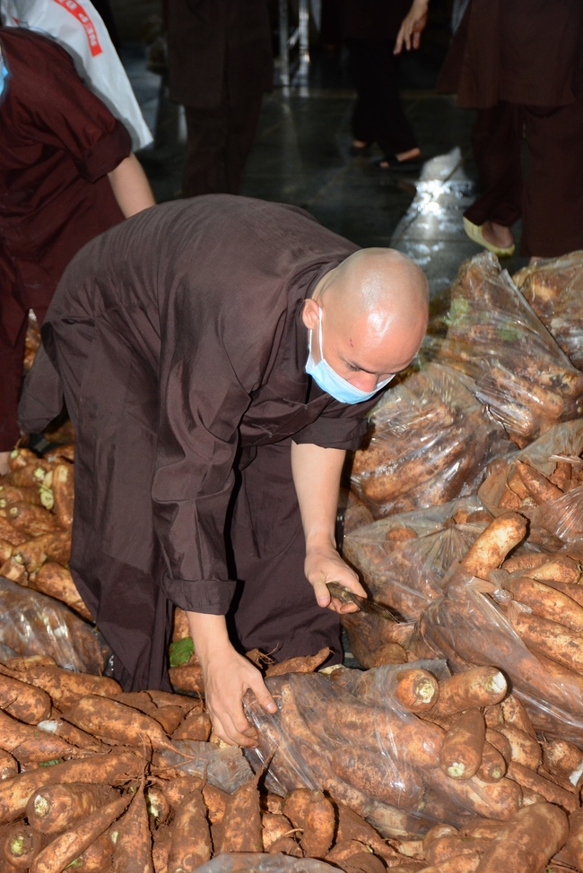 Continuing to support people in need in the Covid-19 pandemic of Hoang Phap Pagoda (series 10)