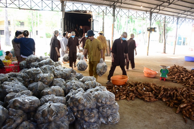 Continuing to support people in need in the Covid-19 pandemic of Hoang Phap Pagoda (series 10)