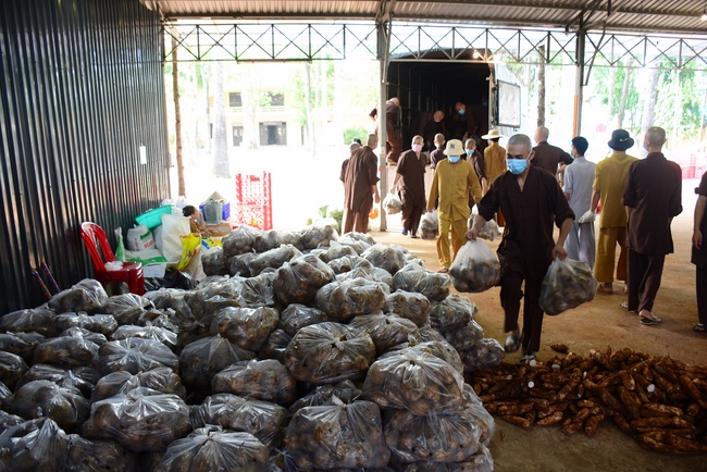 Continuing to support people in need in the Covid-19 pandemic of Hoang Phap Pagoda (series 10)
