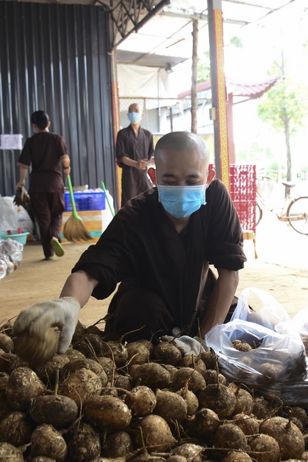 Continuing to support people in need in the Covid-19 pandemic of Hoang Phap Pagoda (series 10)