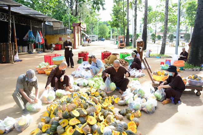 Continuing to support people in need in the Covid-19 pandemic of Hoang Phap Pagoda (series 10)