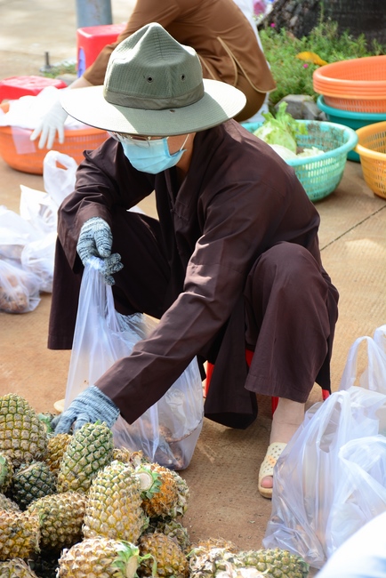 Continuing to support people in need in the Covid-19 pandemic of Hoang Phap Pagoda (series 10)
