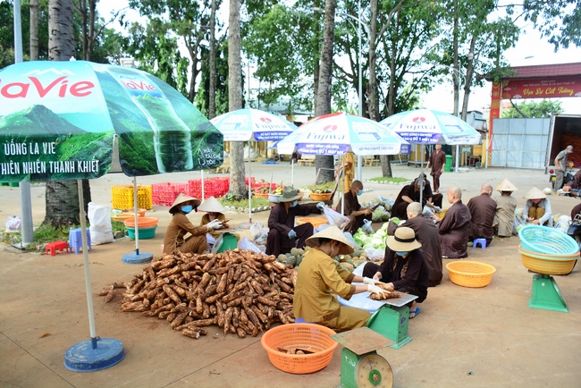 Continuing to support people in need in the Covid-19 pandemic of Hoang Phap Pagoda (series 10)