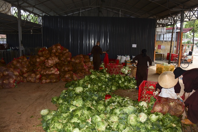 Continuing to support people in need in the Covid-19 pandemic of Hoang Phap Pagoda (series 10)