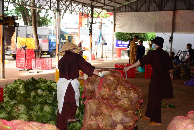 Continuing to support people in need in the Covid-19 pandemic of Hoang Phap Pagoda (series 10)