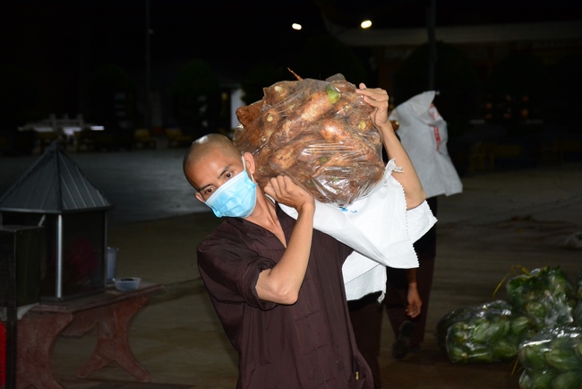 Continuing to support people in need in the Covid-19 pandemic of Hoang Phap Pagoda (series 10)