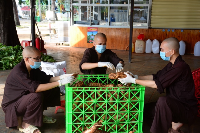 Continuing to support people in need in the Covid-19 pandemic of Hoang Phap Pagoda (series 10)