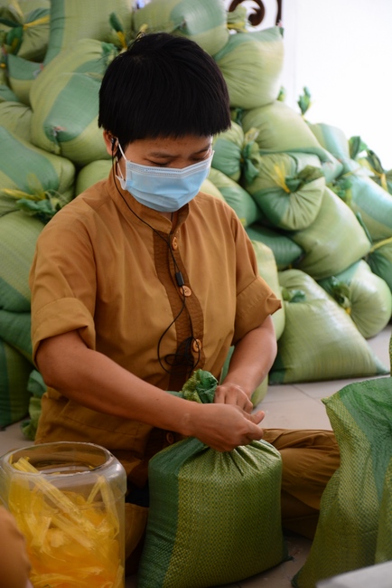 Continuing to support people in need in the Covid-19 pandemic of Hoang Phap Pagoda (series 10)
