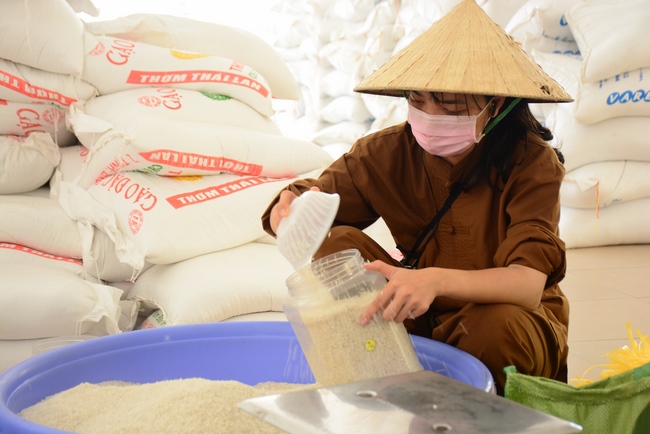 Continuing to support people in need in the Covid-19 pandemic of Hoang Phap Pagoda (series 10)