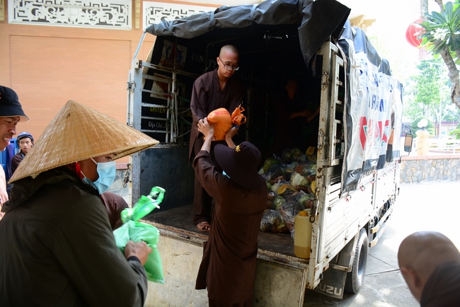 Continuing to support people in need in the Covid-19 pandemic of Hoang Phap Pagoda (series 10)