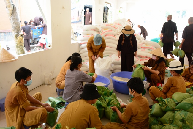 Continuing to support people in need in the Covid-19 pandemic of Hoang Phap Pagoda (series 10)