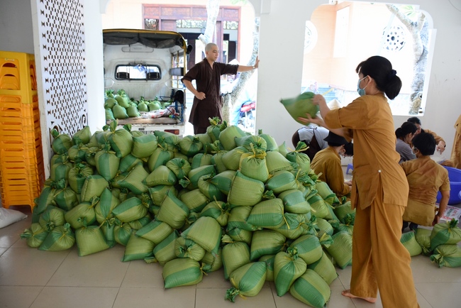 Continuing to support people in need in the Covid-19 pandemic of Hoang Phap Pagoda (series 10)