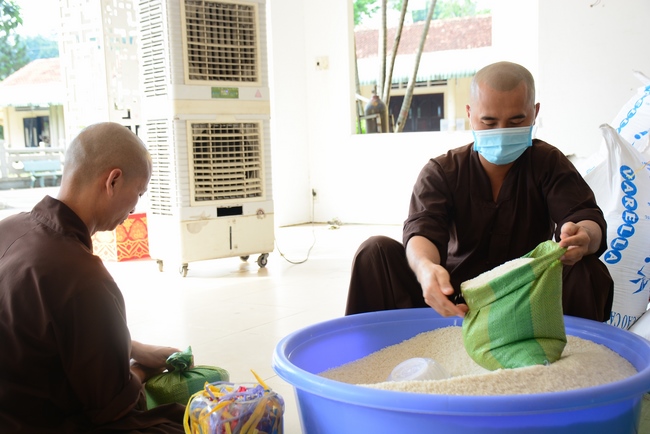Continuing to support people in need in the Covid-19 pandemic of Hoang Phap Pagoda (series 10)