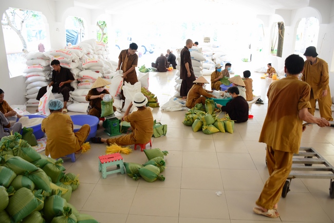 Continuing to support people in need in the Covid-19 pandemic of Hoang Phap Pagoda (series 10)