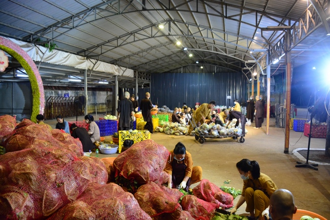 Continuing to support people in need in the Covid-19 pandemic of Hoang Phap Pagoda (series 10)