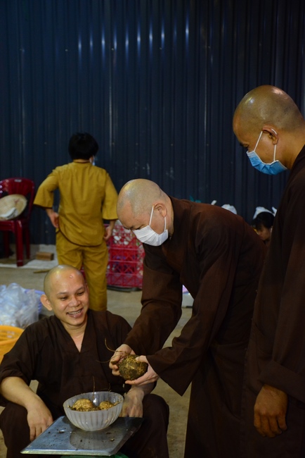 Continuing to support people in need in the Covid-19 pandemic of Hoang Phap Pagoda (series 10)