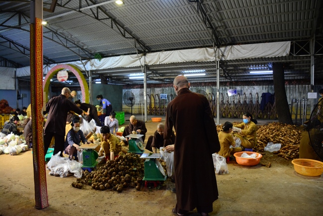 Continuing to support people in need in the Covid-19 pandemic of Hoang Phap Pagoda (series 10)