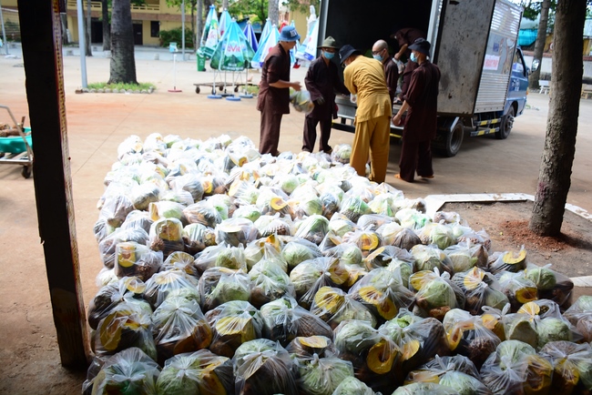 Continuing to support people in need in the Covid-19 pandemic of Hoang Phap Pagoda (series 10)