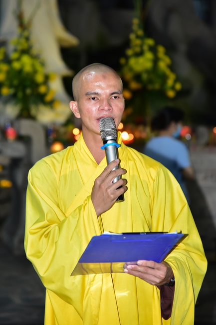 Prostrating five hundred the names Bodhisattva Avalokitesvara at the end of the year