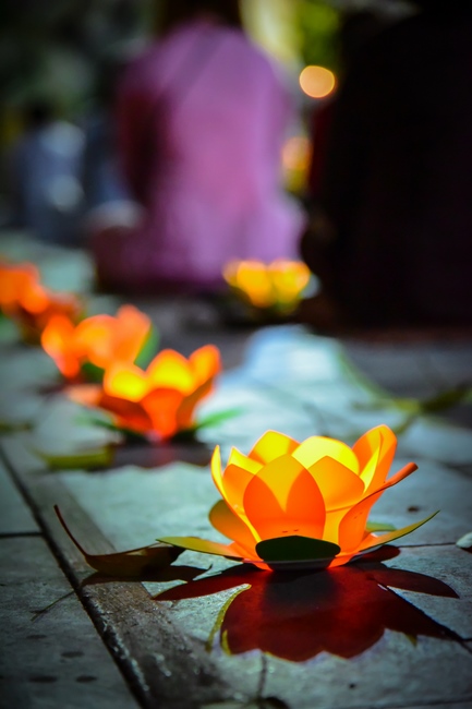 Prostrating five hundred the names Bodhisattva Avalokitesvara at the end of the year