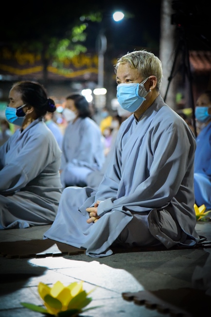 Prostrating five hundred the names Bodhisattva Avalokitesvara at the end of the year