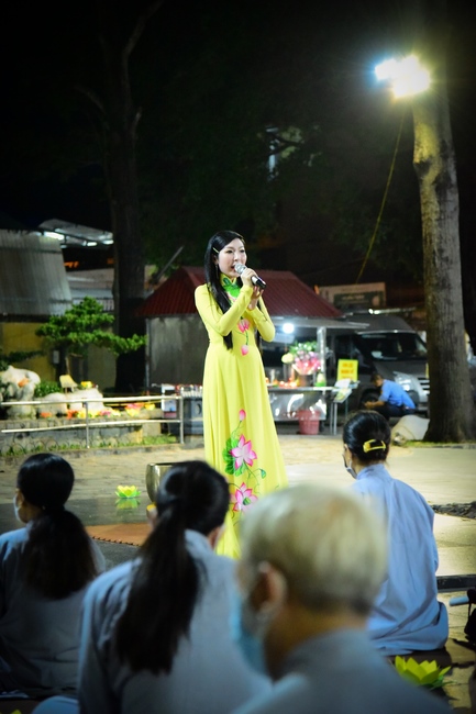 Prostrating five hundred the names Bodhisattva Avalokitesvara at the end of the year