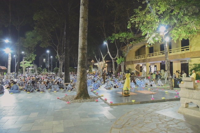 Prostrating five hundred the names Bodhisattva Avalokitesvara at the end of the year