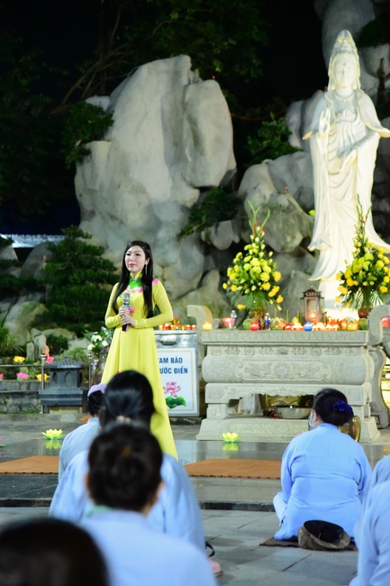 Prostrating five hundred the names Bodhisattva Avalokitesvara at the end of the year