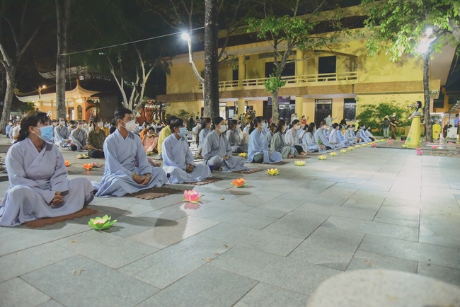 Prostrating five hundred the names Bodhisattva Avalokitesvara at the end of the year