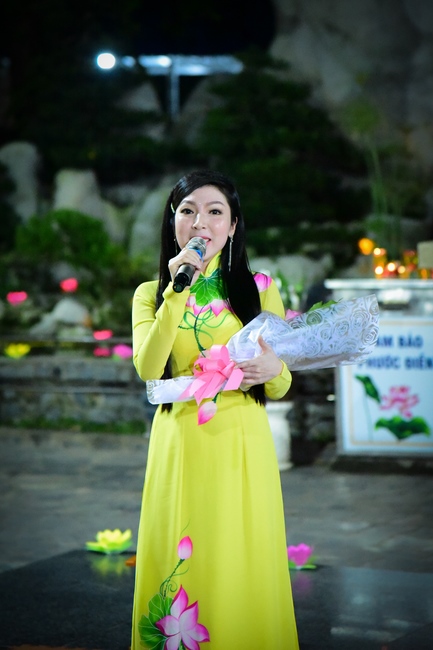 Prostrating five hundred the names Bodhisattva Avalokitesvara at the end of the year