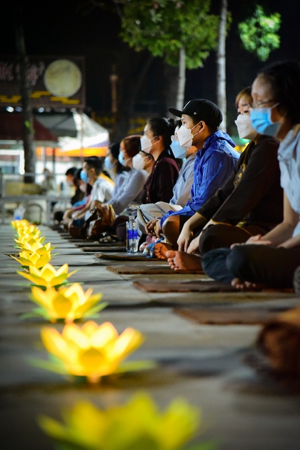 Prostrating five hundred the names Bodhisattva Avalokitesvara at the end of the year