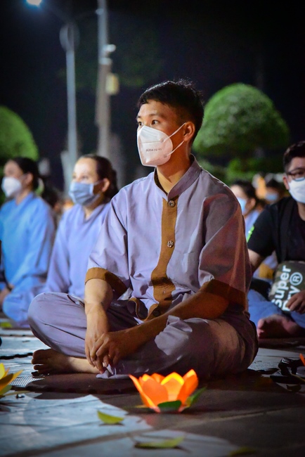 Prostrating five hundred the names Bodhisattva Avalokitesvara at the end of the year