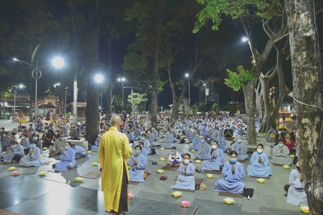 Prostrating five hundred the names Bodhisattva Avalokitesvara at the end of the year