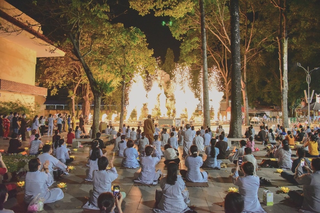 Prostrating five hundred the names Bodhisattva Avalokitesvara at the end of the year