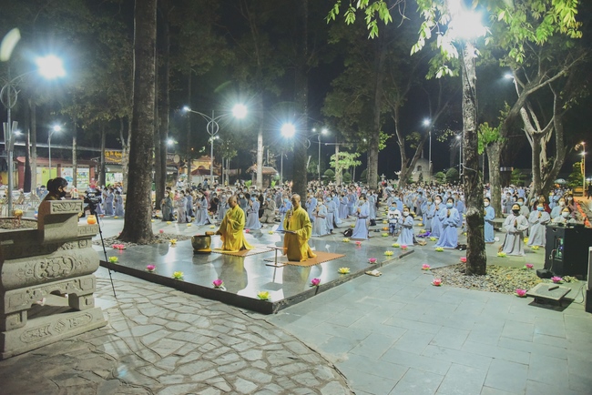 Prostrating five hundred the names Bodhisattva Avalokitesvara at the end of the year