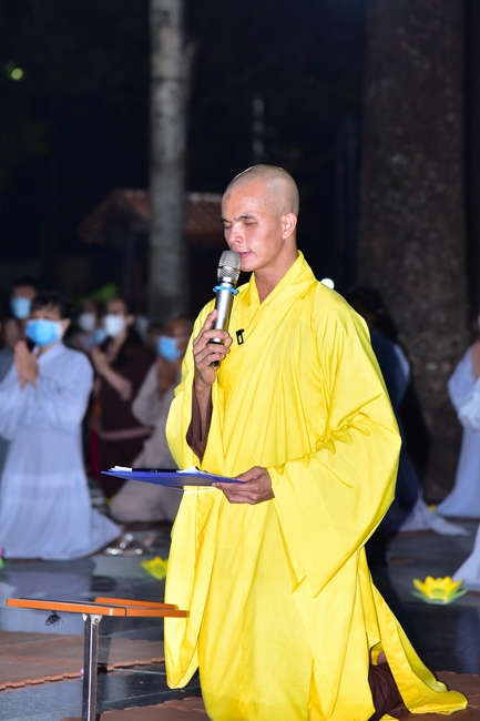 Prostrating five hundred the names Bodhisattva Avalokitesvara at the end of the year