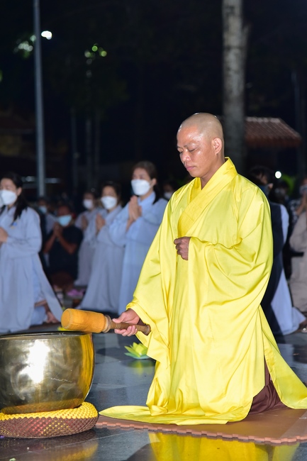 Prostrating five hundred the names Bodhisattva Avalokitesvara at the end of the year