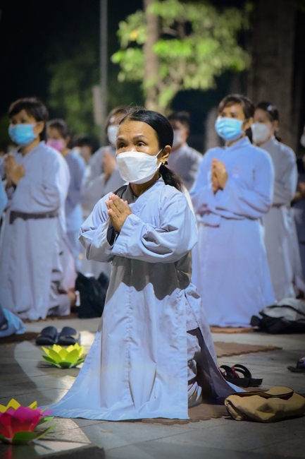 Prostrating five hundred the names Bodhisattva Avalokitesvara at the end of the year