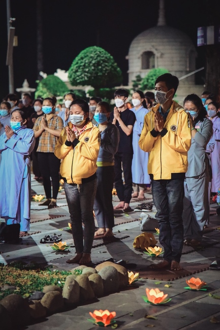 Prostrating five hundred the names Bodhisattva Avalokitesvara at the end of the year