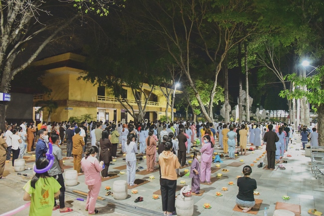 Prostrating five hundred the names Bodhisattva Avalokitesvara at the end of the year